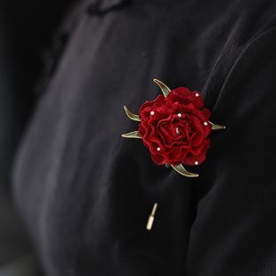新中式红色玫瑰花胸针女款2025新款大衣毛衣别针旗袍花朵复古配饰