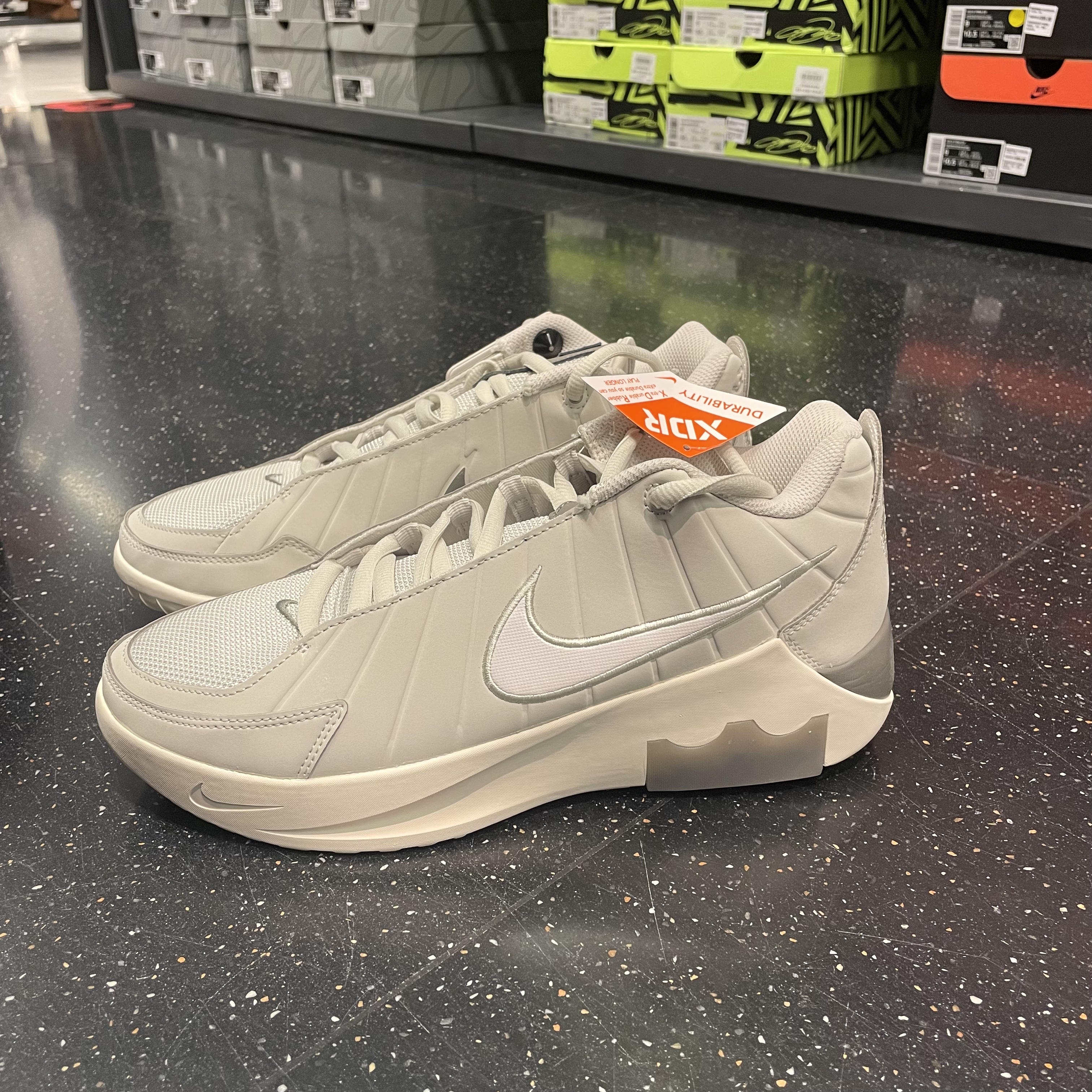 雪宁奥莱正品代购，耐克男子LEBRON舒适低帮篮球鞋HQ8035-004