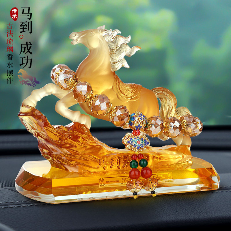 新款马到成功汽车中控台装饰品摆件车载车用香水座高档琉璃生肖马