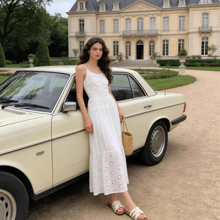 南油品质法式白色吊带连衣裙2026夏收腰显瘦镂空刺绣中长款度假裙