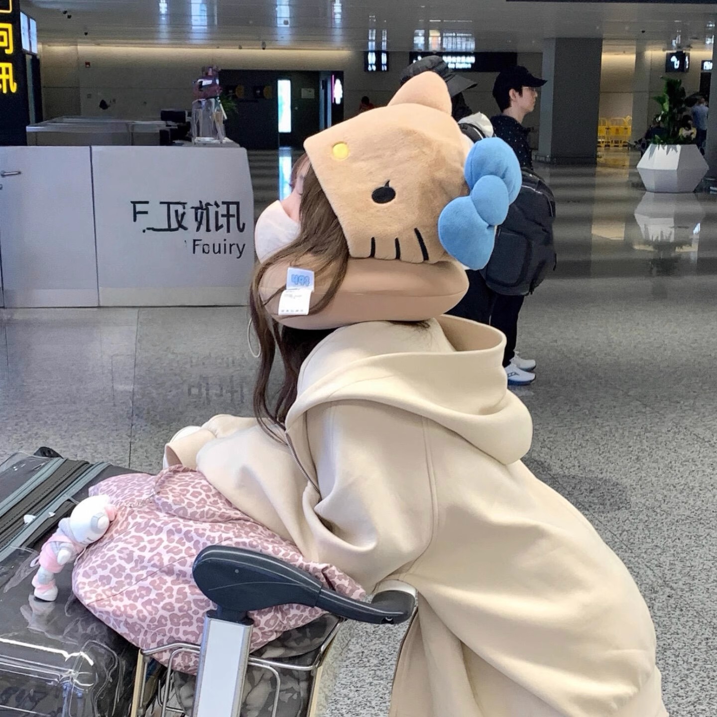 黑皮hellokitty连帽u型枕旅行便携式脖枕遮光睡觉神器护颈枕头枕