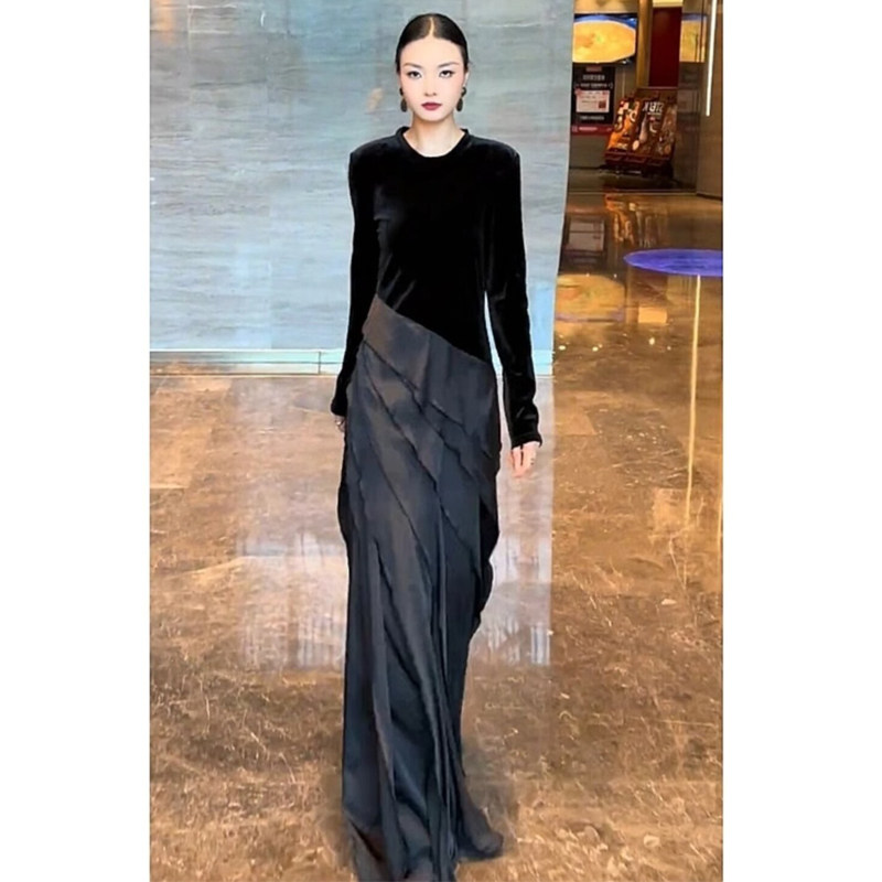 黑色丝绒连衣裙女春季2026新款法式轻奢风不规则拼接气质修身长裙