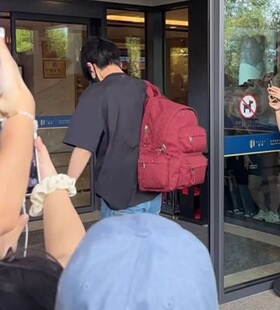 张凌赫同款背包印花旅行包大容量双肩男包男女情侣款帆布单肩女包