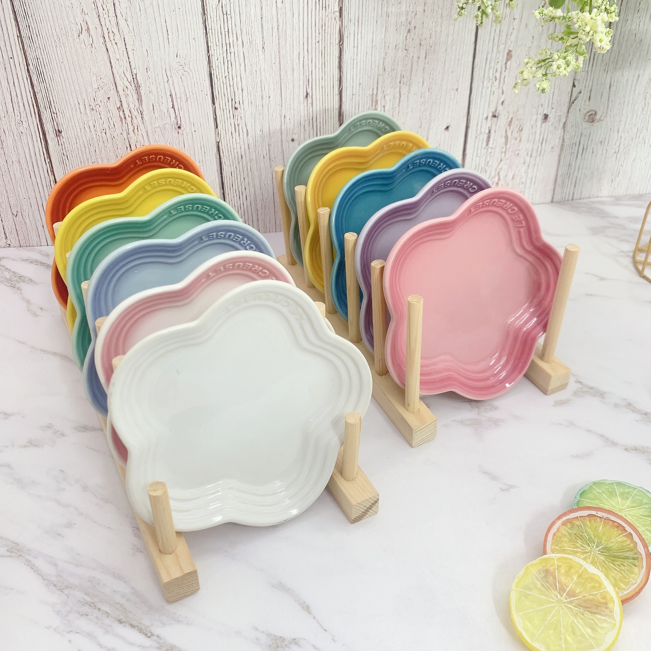 渐变色陶瓷釉下彩梅花浅盘花瓣盘