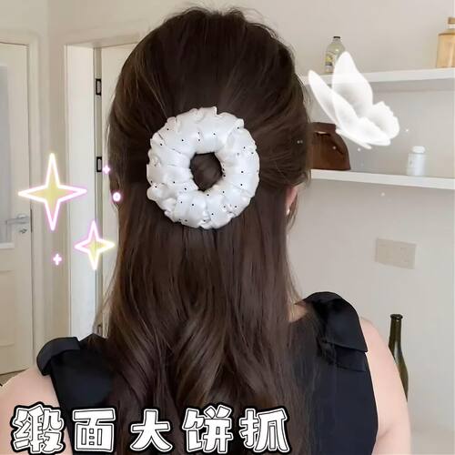 复古波点缎面扁平大饼抓