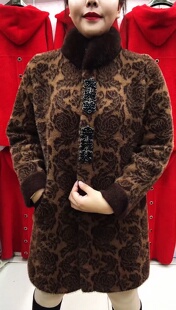 秋季金貂绒贵妃领梅花扣玫瑰花中长款外套时尚中老年妈妈装