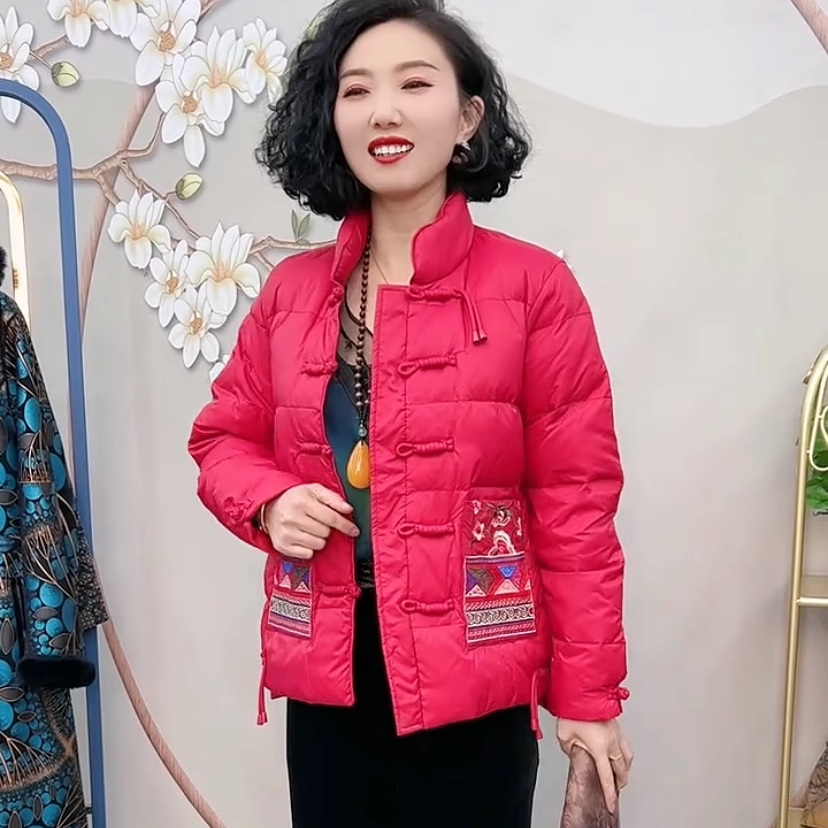 新款民族风刺绣双兜立领短款羽绒服外套女时尚休闲百搭中老年女装