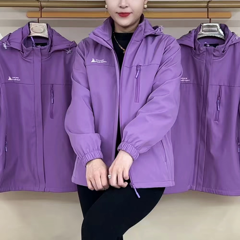 春秋款山峰图胸兜拉链帽款冲锋衣外套女新款休闲百搭中老年女装