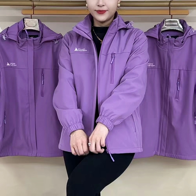 春秋款山峰图胸兜拉链帽款冲锋衣外套女新款休闲百搭中老年女装