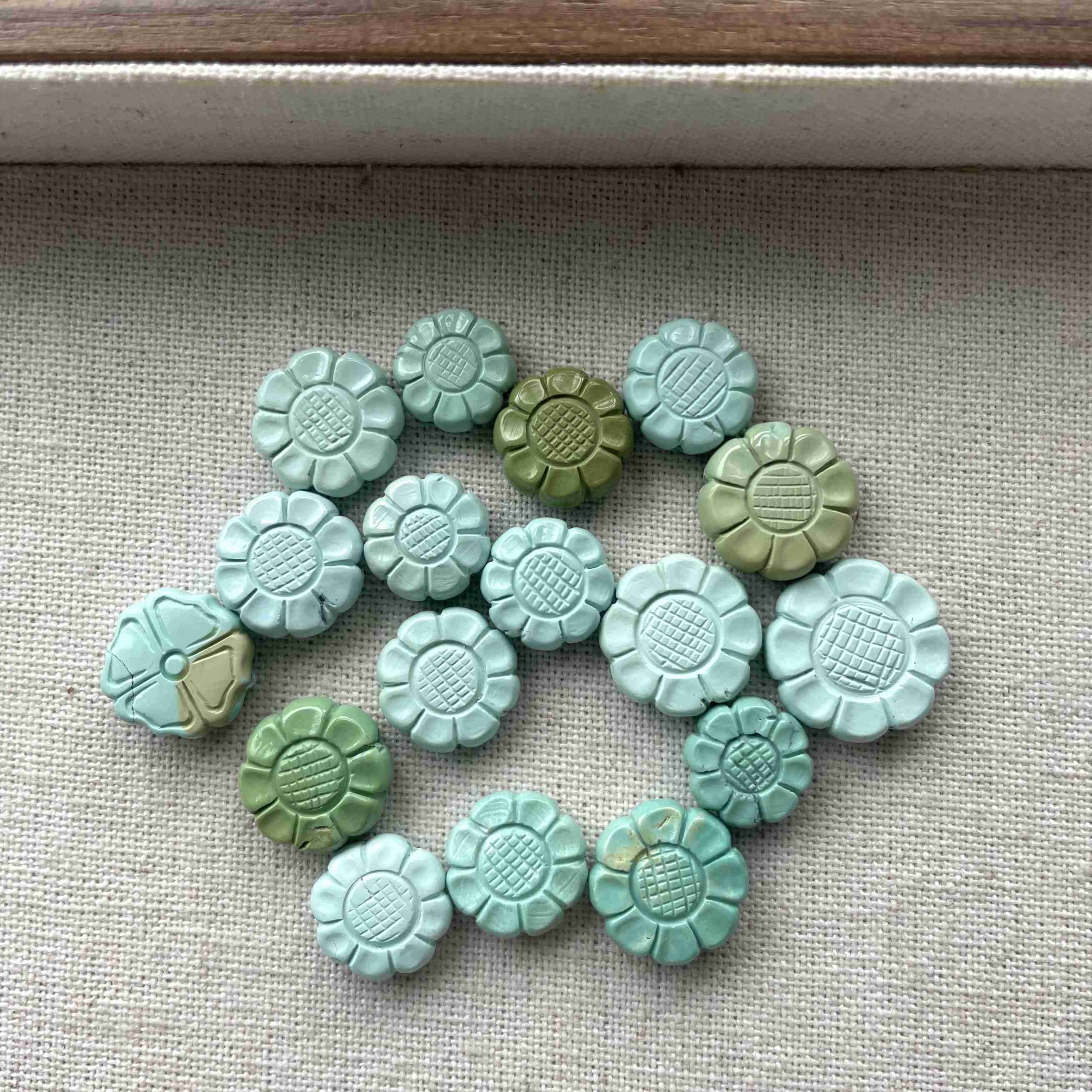 湖北原矿绿松石向日葵花 一物一图高瓷无优化配饰小提溜雕刻背云