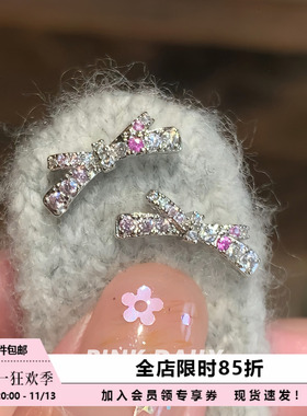 Pink Daily粉色超闪满钻蝴蝶结耳钉女钛钢小巧精致耳骨钉甜美耳饰