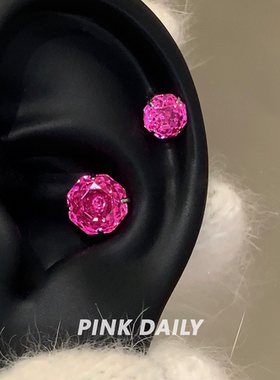 Pink Daily甜心芭比粉锆石玫瑰切钛钢耳钉女超闪精致耳骨钉耳饰