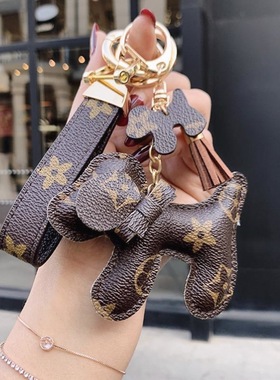 适配lv女士包包挂件新款高档皮革公仔蝴蝶结狗钥匙扣小饰品潮流