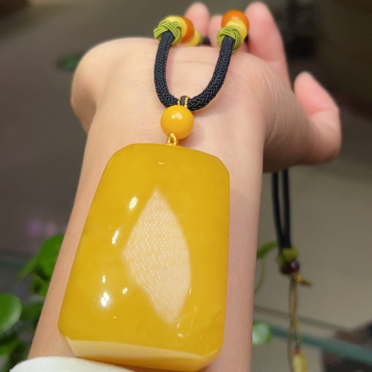 天然原矿蜜蜡鸡油黄无事牌吊坠