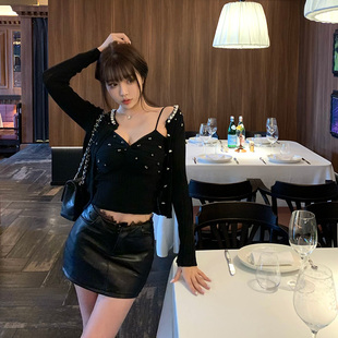 Liuu嘻嘻阿辣妹蕾丝拼接皮裙女秋季小心机高腰包臀防走光A字半裙