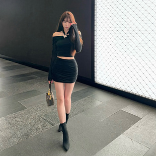 Liuu嘻嘻阿梦里蝴蝶配饰一字肩挂脖长袖上衣女秋褶皱包臀半裙套装