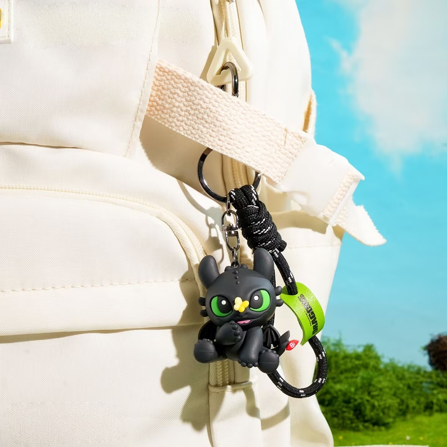 这个飞行无牙仔挂件也太酷了吧