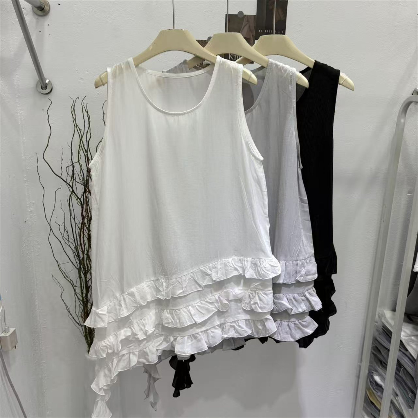 韩系白色无袖圆领连衣裙女夏度假休闲显瘦不规则荷叶边短款背心裙