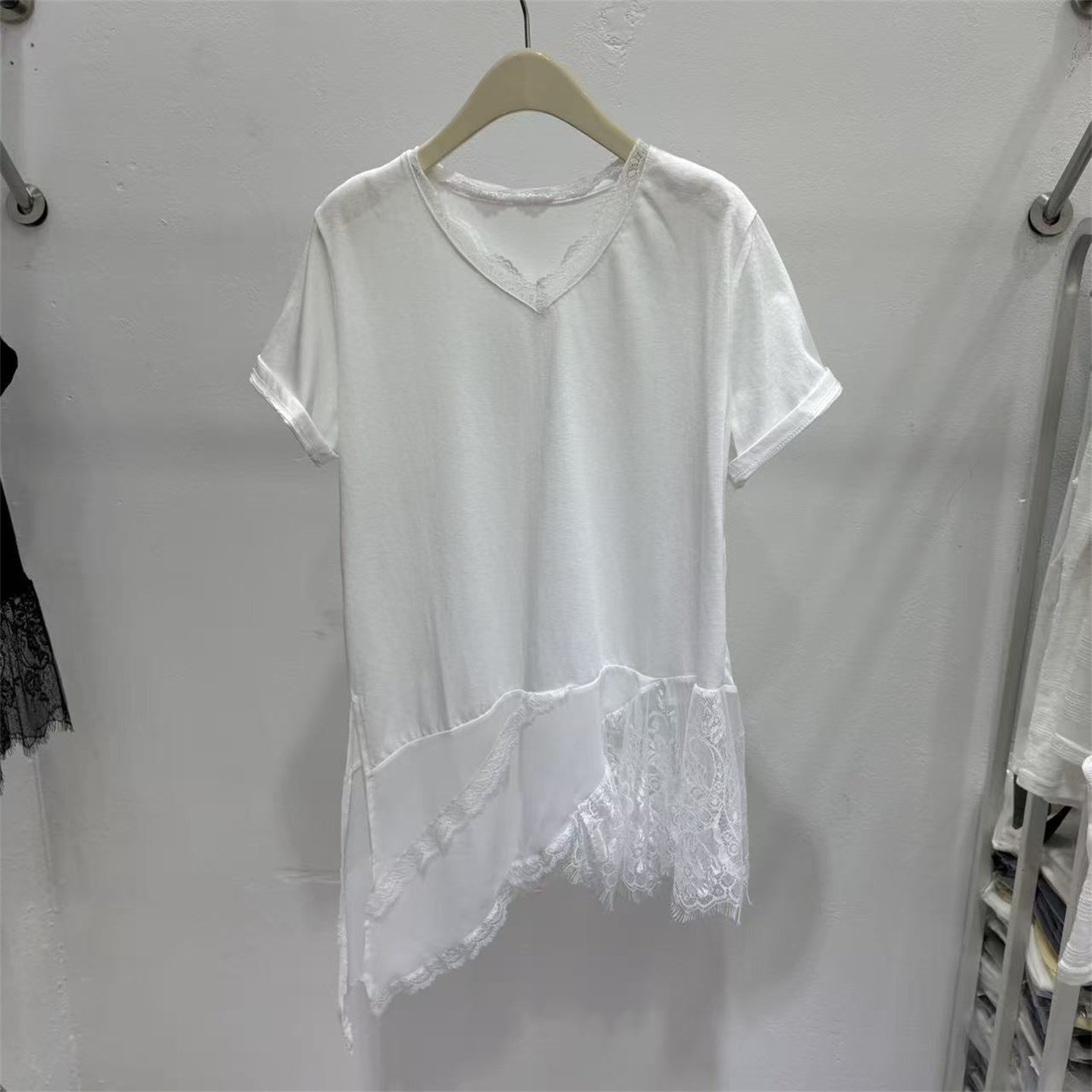 韩式V领蕾丝拼接短袖T恤女夏季2026新款洋气宽松显瘦中长款上衣