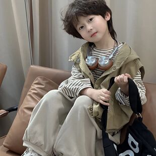 男宝宝早春套装2026韩版网红春秋儿童连帽工装马甲灯笼裤条纹衬衫