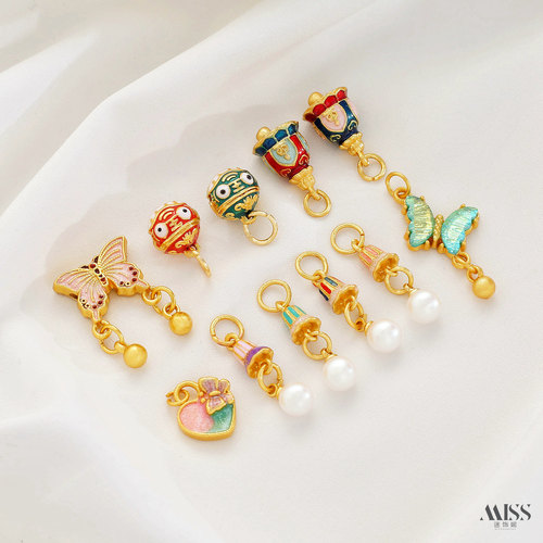 祢饰妮女士铜镀金强保色吊坠