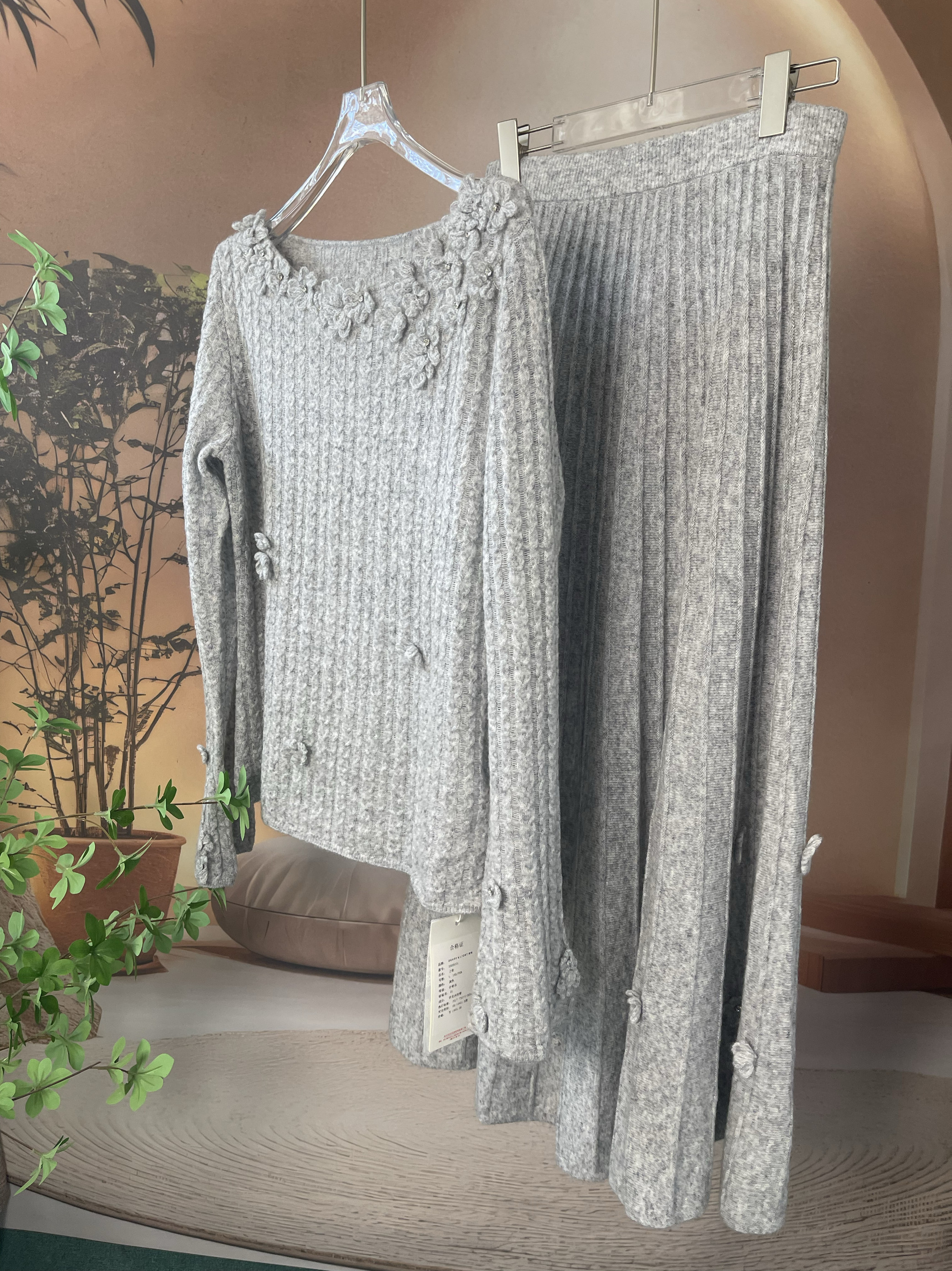 繁华 秋冬新款 软糯手工花朵镶钻温柔显瘦一字肩针织衫百褶裙套装