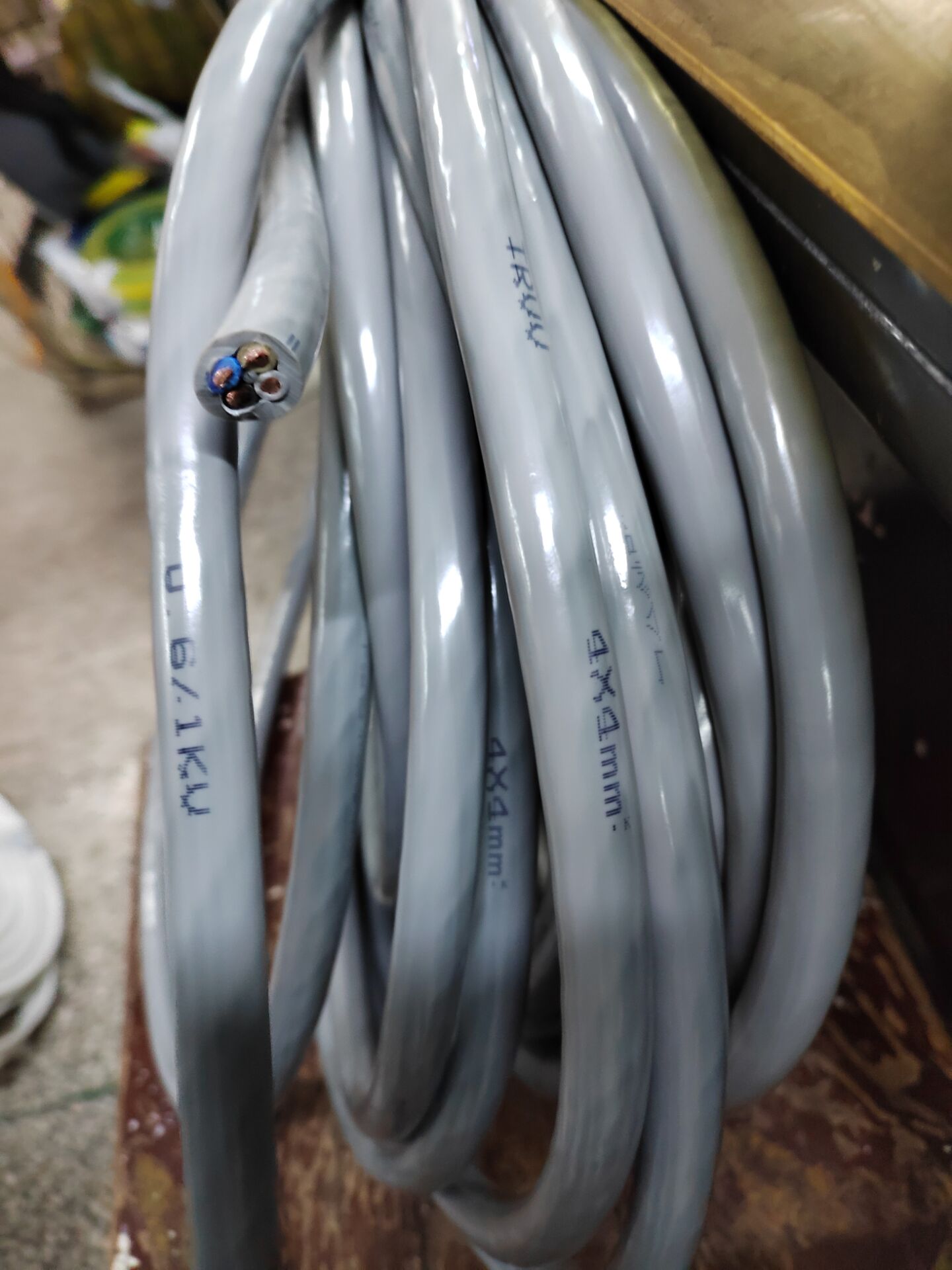 TRVV4*4平方高柔超软拖链电缆柔性电缆4芯4/6平方灰皮移动电缆