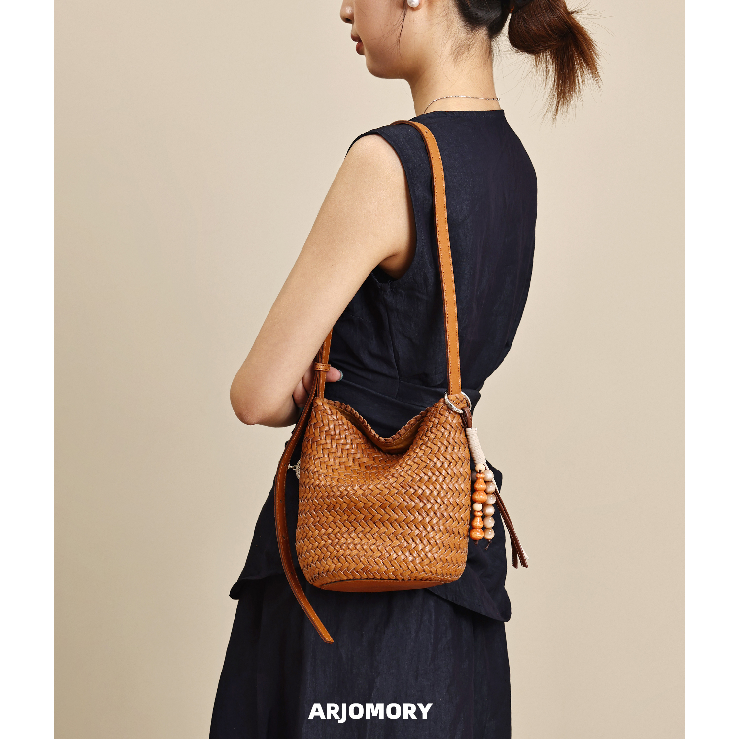 ARJOMORY时尚潮流头层牛皮编织水桶包女2025新款百搭单肩斜挎女包