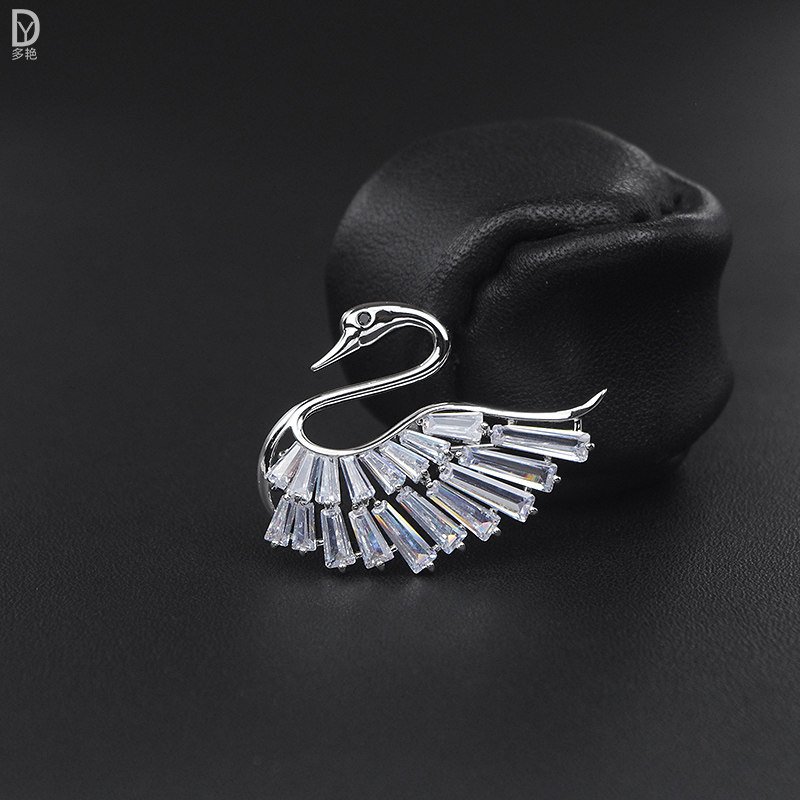 简约百搭镀真白金胸针轻奢