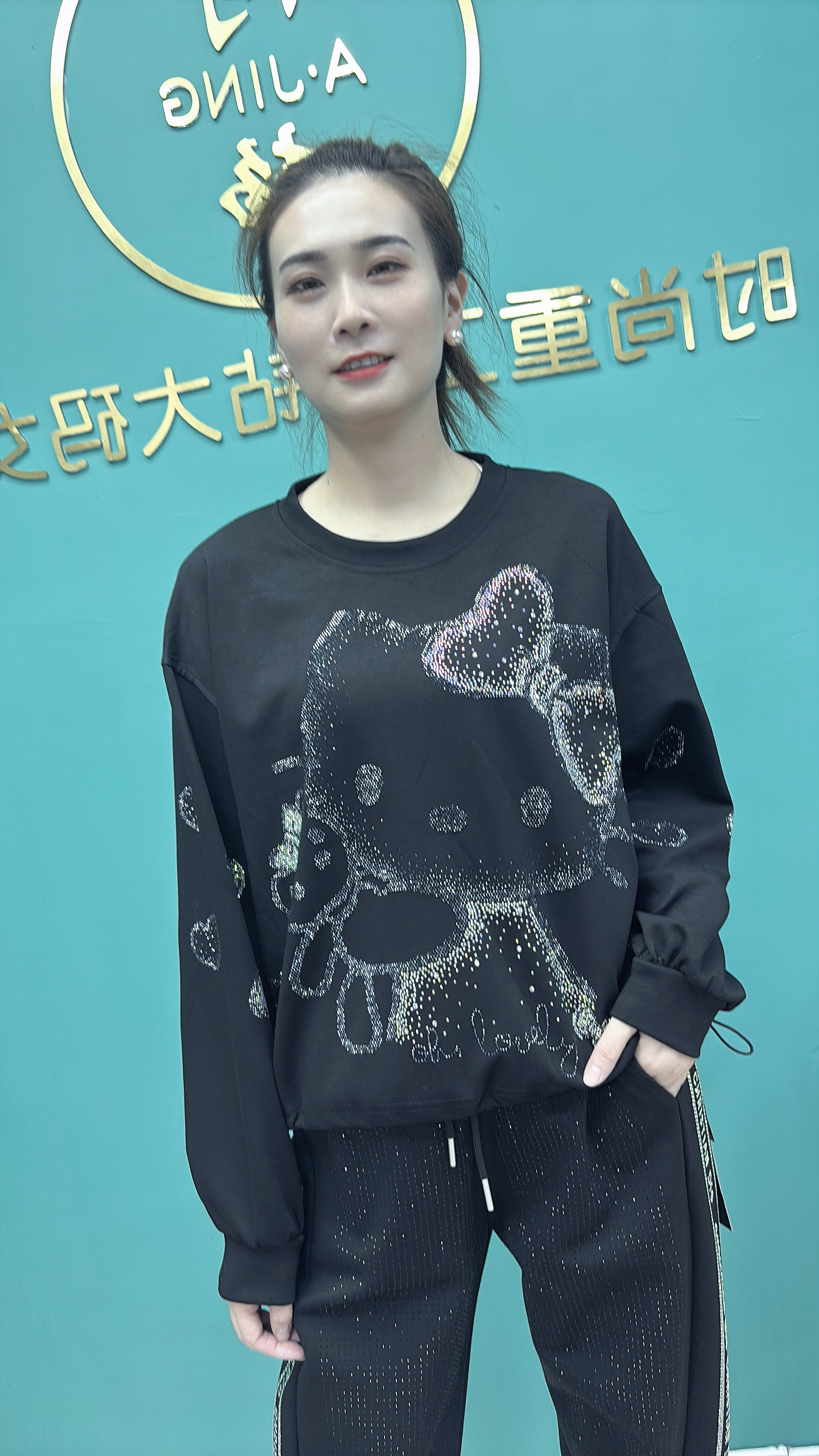 阿静家重工大码女装新款时尚百搭显瘦卡通KT猫长袖烫钻女上衣潮酷