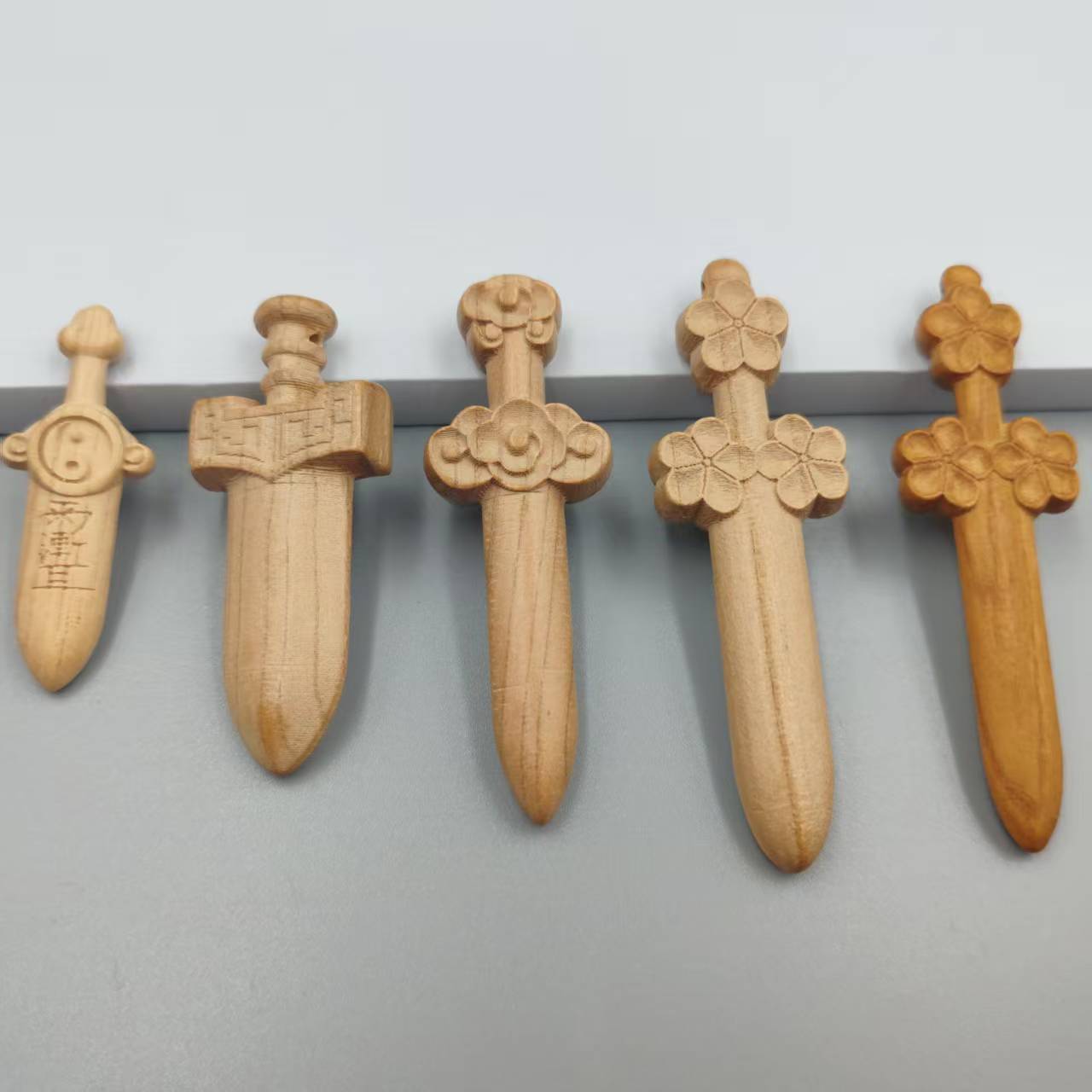 桃木剑原木手工雕刻桃花剑祥云剑随身携带挂件儿童小号桃木剑挂件图片