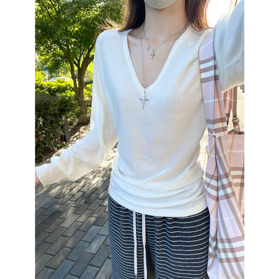 白色宽松慵懒高级感长袖v领毛衣女秋冬小个子内搭打底针织衫上衣