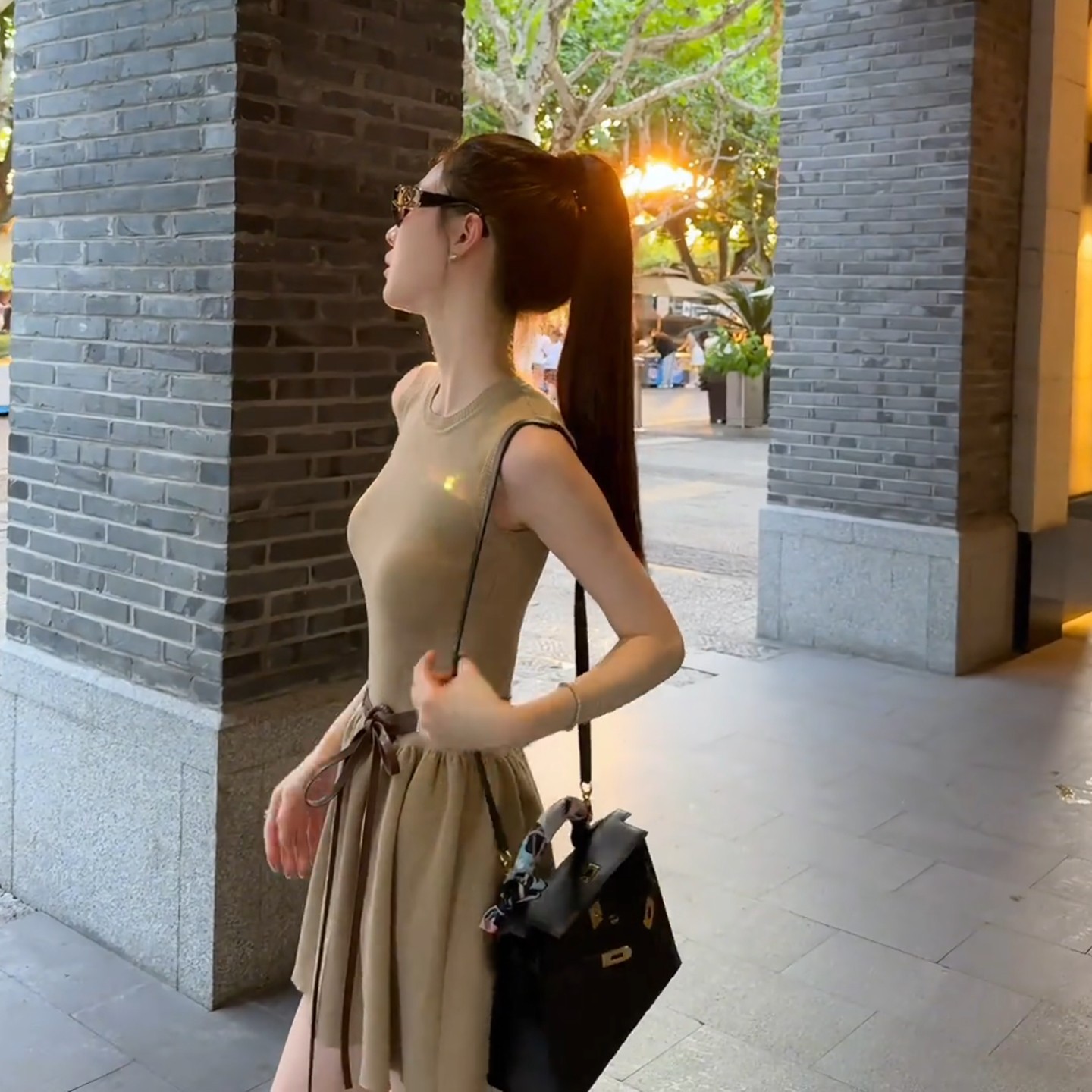 法式千金风圆领无袖针织连衣裙女夏季新款收腰显瘦a字百褶短裙子