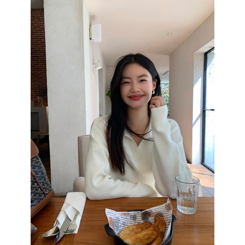 早秋穿搭miu系polo领白色毛衣女休闲慵懒风宽松v领长袖针织衫上衣