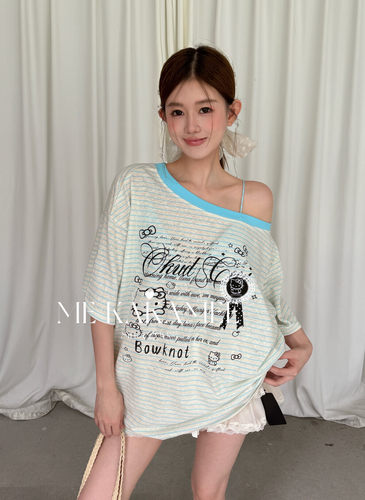 ME KAKAMEE卡通字母KT徽章喷画薄料条纹斜肩宽松大版短袖T恤S5050