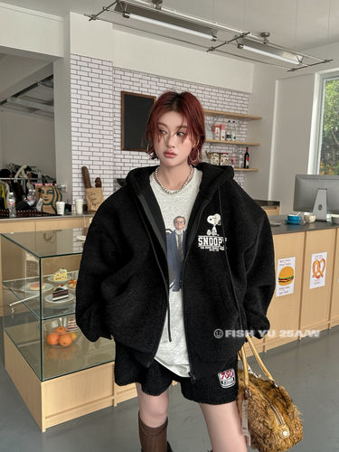 YU冬新款卡通史努比印花羊羔毛内里复合绒连帽开衫毛毛外套25693