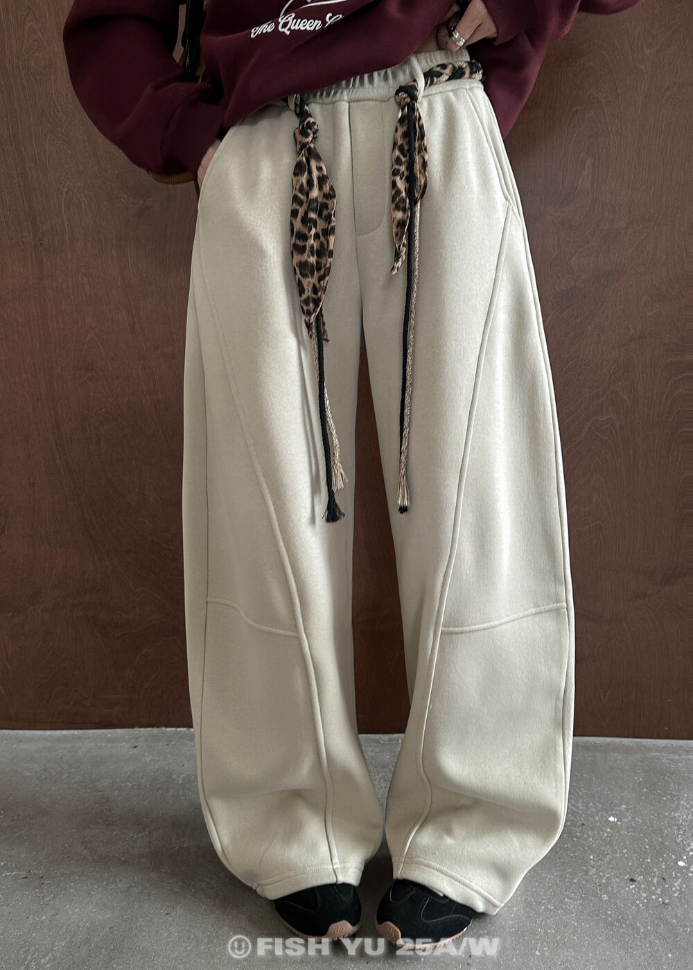 YU美式复古弯刀剪裁复合糯米绒+豹纹丝巾编织绳腰带宽松休闲裤