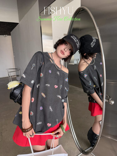 FISH YU夏新款美式辣妹风满印童趣图案印花斜肩短袖T恤女26352