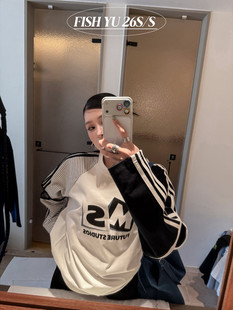 YU早春新款美式复古字母印花撞色条纹袖拼接插肩袖设计感长袖T恤