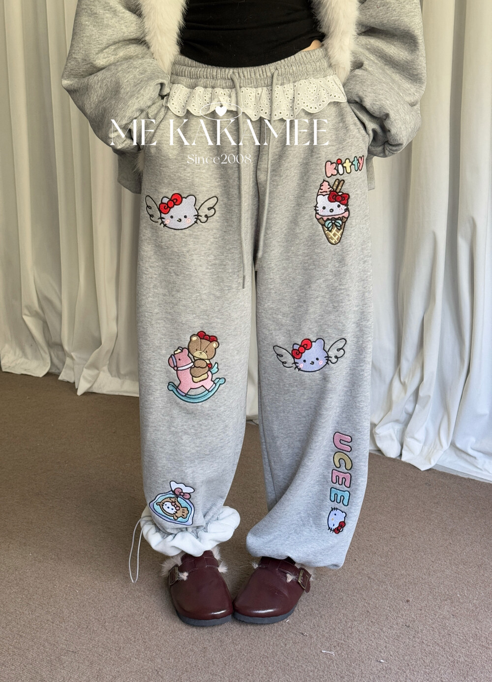 KAKAMEE冬新品甜美重工KT猫刺绣蕾丝拼接加绒加厚休闲裤卫裤A3152