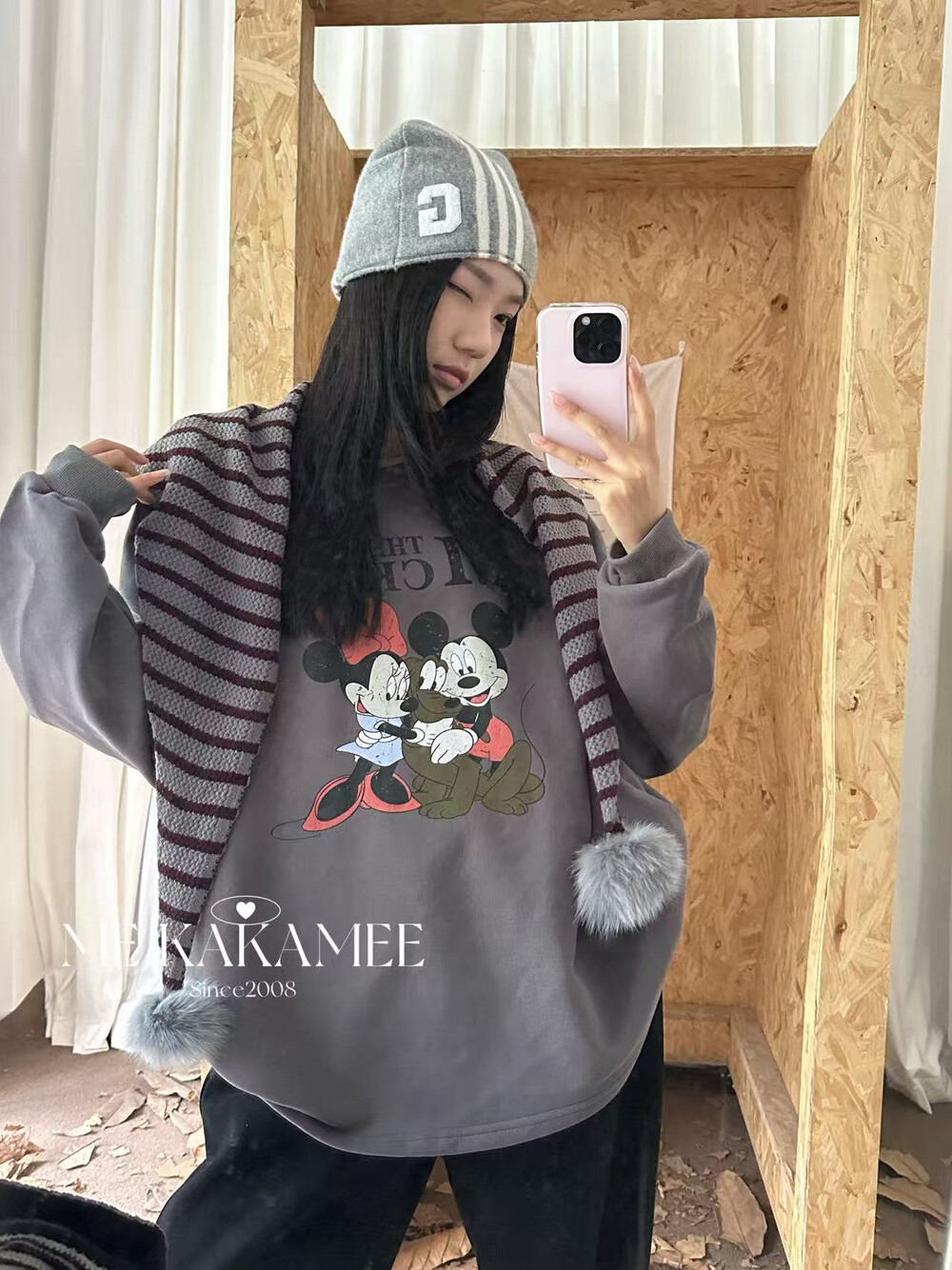 ME KAKAMEE冬新品喷画米奇休闲大版加绒卫衣配毛球披肩卫衣9002