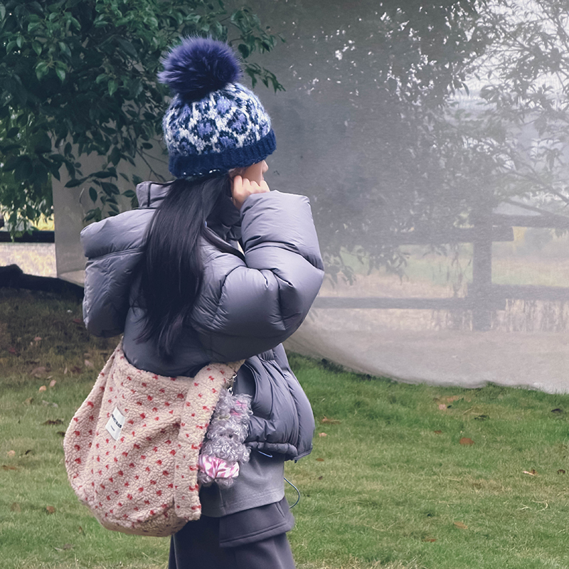 冷大娘毛绒爱心斜挎包