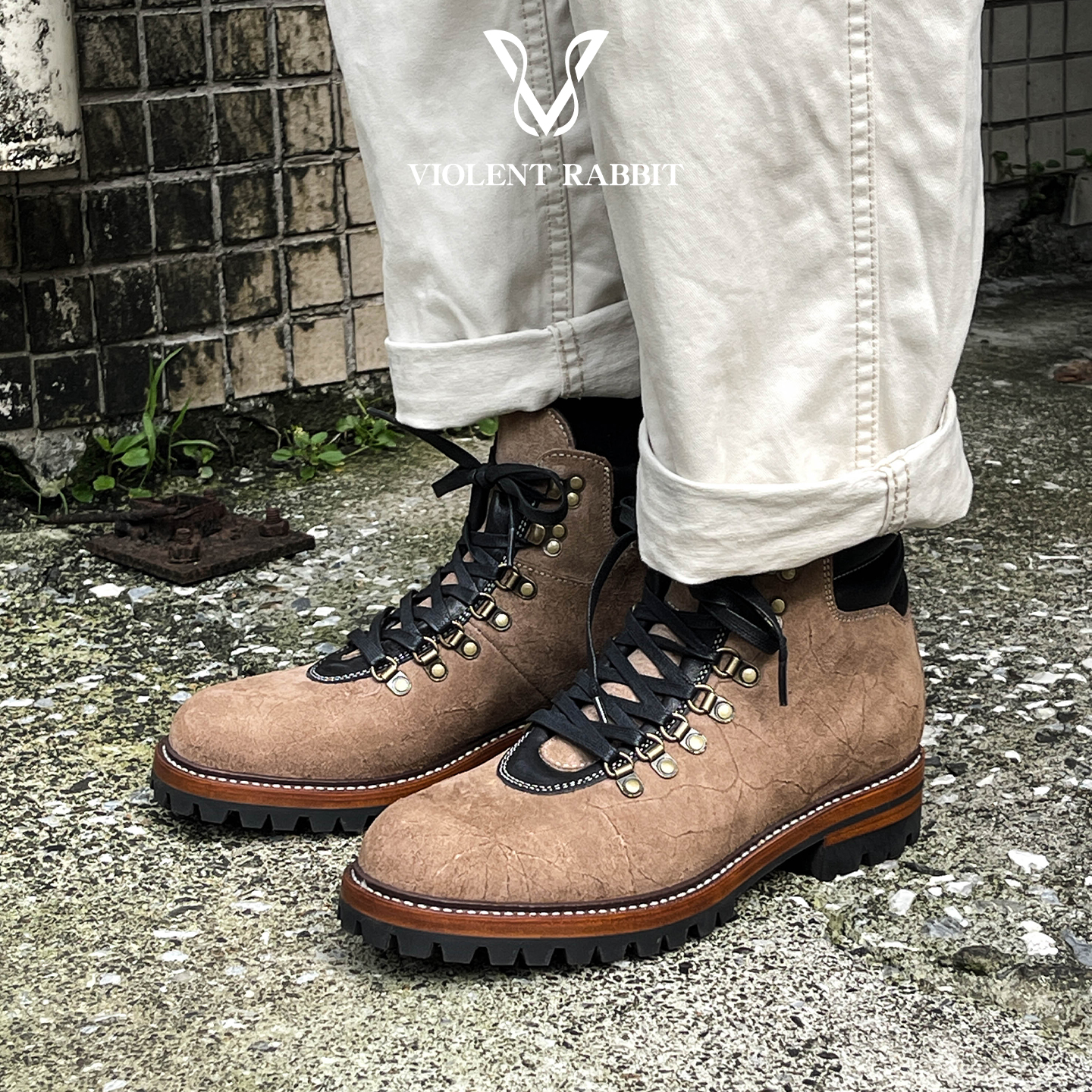 VR兔爷CFS浅卡其疯牛皮工装靴户外登山鞋手工固特异工艺异形山脉 - 封面