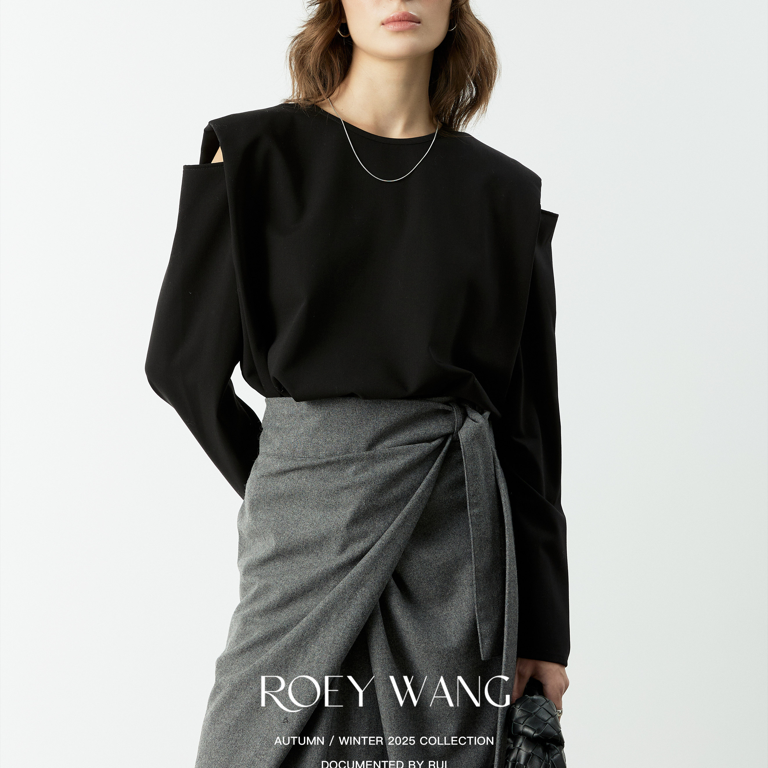 ROEYWANG韩版垫肩长袖镂空T恤
