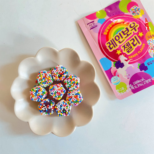 裹满了彩虹珠子的葡萄味嘎嘣脆糖