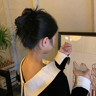 黑色羽毛缎面抓夹显发量后脑勺高级感鲨鱼夹氛围感气质百搭抓夹