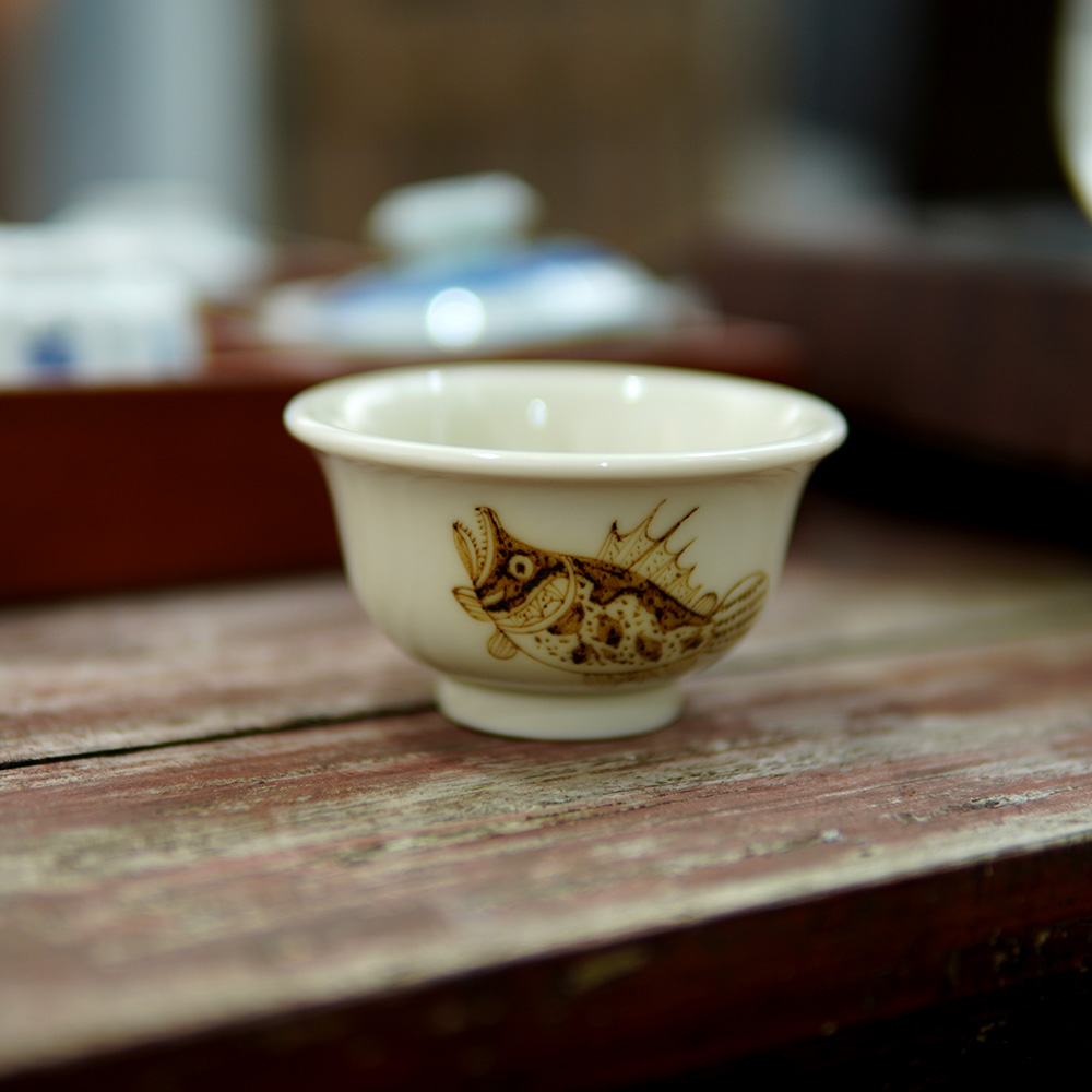 手工柴窑2号釉里金鱼澡压手杯