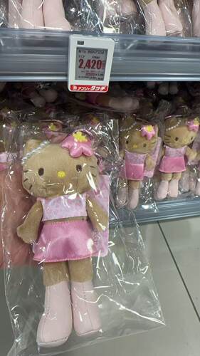 日本sanrio专柜hellokitty黑皮挂件