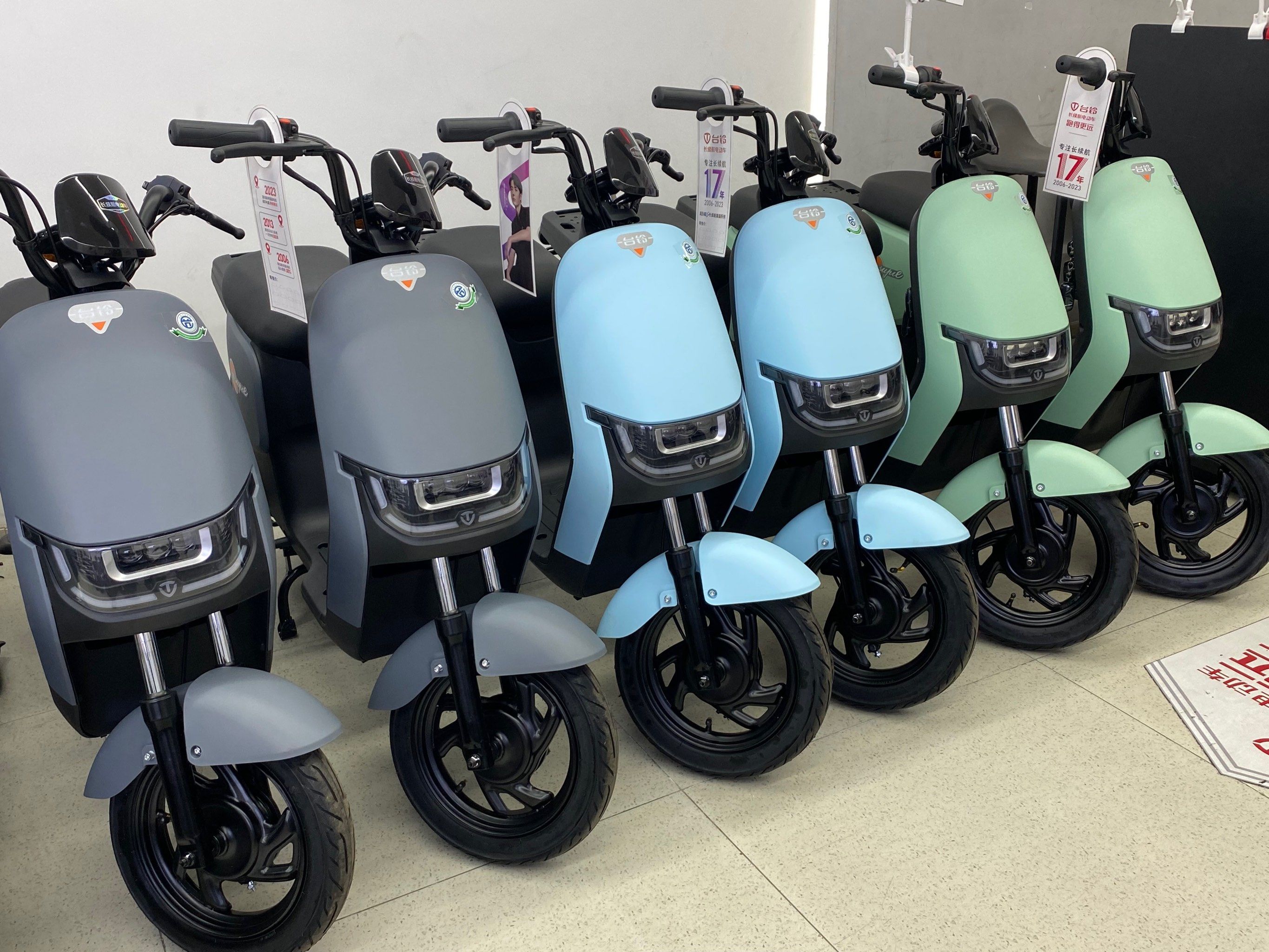 台铃电动车配件GK30外壳灯前泥板前卫大灯工具箱脚踏板边条侧板坐