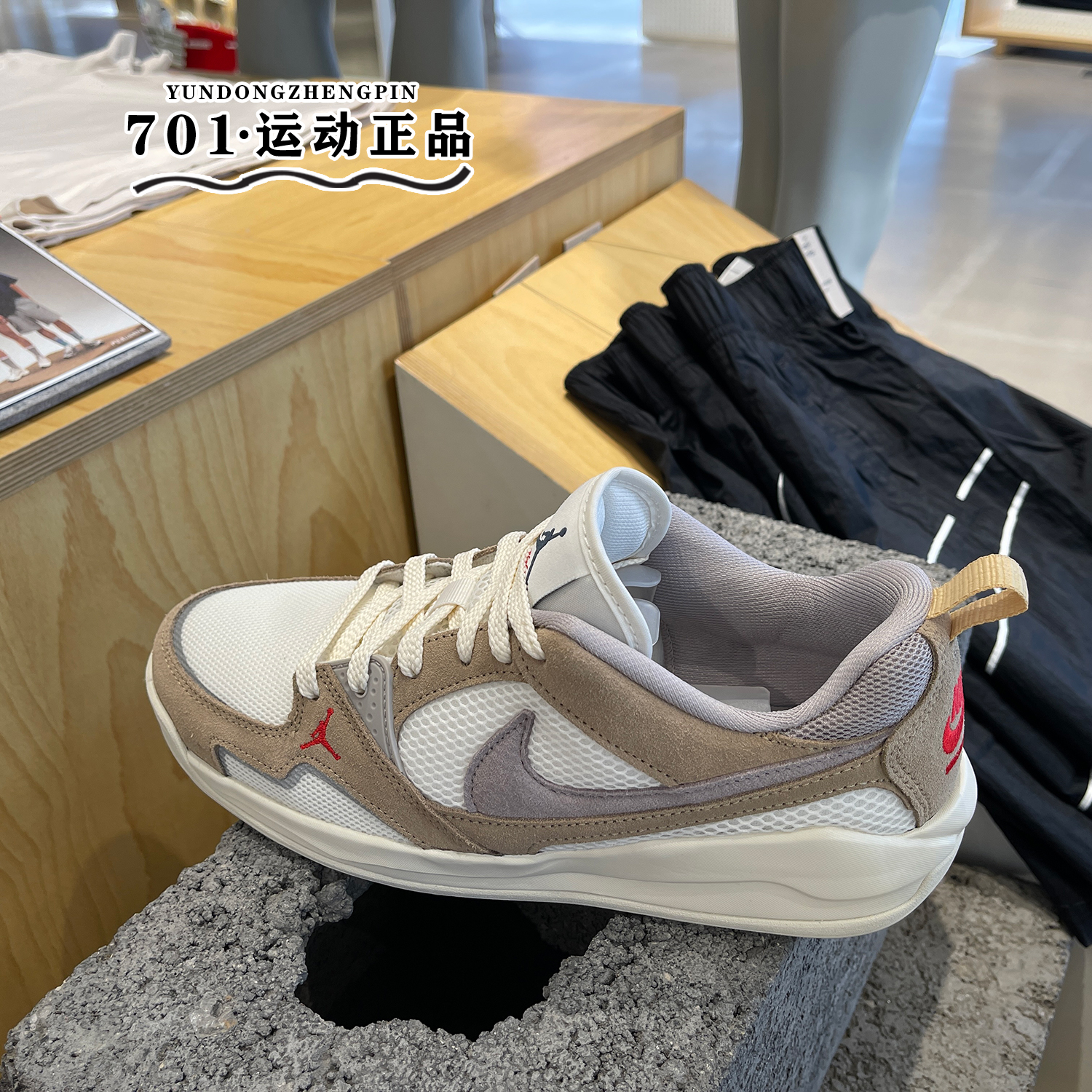 JORDAN男子轻便透气休闲板鞋